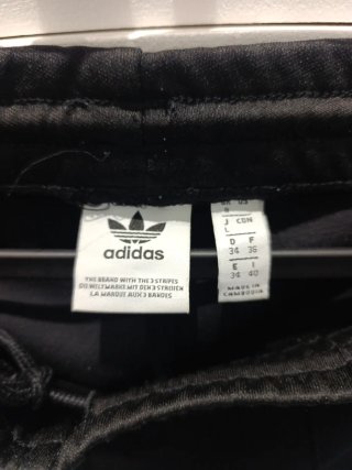 Pantalón chándal Adidas negro tiene