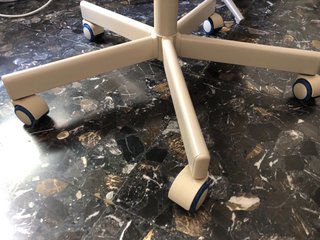 Silla de oficina beige con ruedas