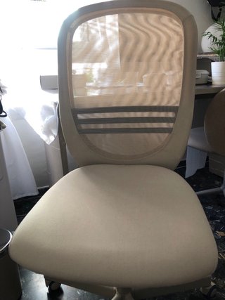 Silla de oficina beige con ruedas