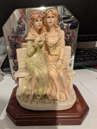Estatueta Vintage Duas Damas no Banco