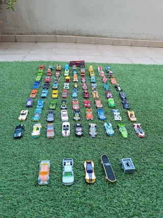 Lote de 60 coches de juguete y accesorios
