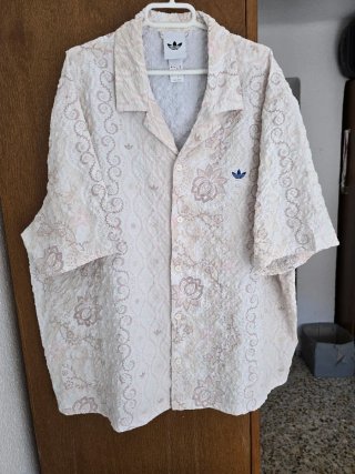 Camisa Adidas floral blanca y rosa