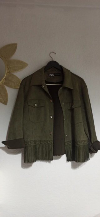Chaqueta Zara con flecos verde oliva