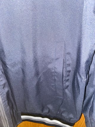 Chaqueta azul ligera con rayas