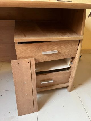 Escritorio de buena madera y Sillón.