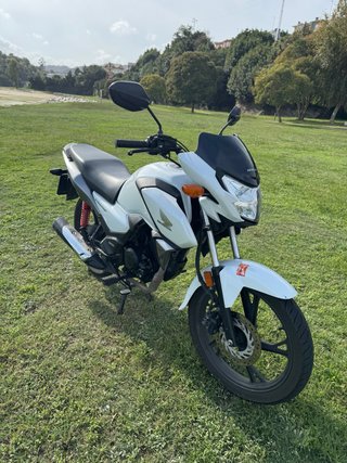 Honda CB125F Blanca