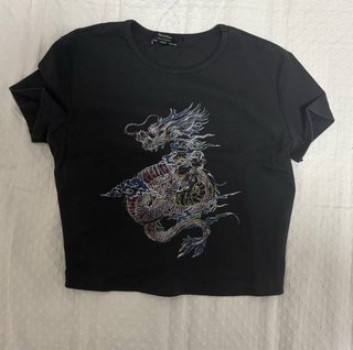 Camiseta Bershka dragón negro talla S