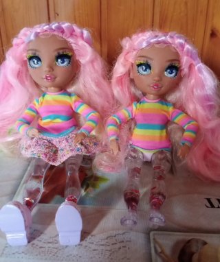 Lote 2 Muñecas Rainbow High Amaya Raine (MGA)