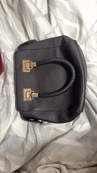 Bolso negro con asa trenzada