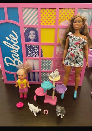 Set Barbie con bambola, piccola e accessori