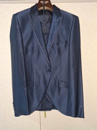 Traje de novio azul