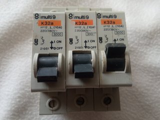 3 Interruptores magnetotérmicos Merlin Multi 9 K32