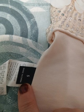 Salopette corta beige con aplicaciones
