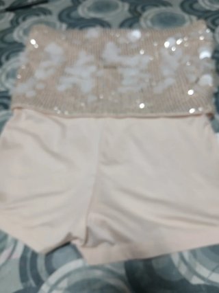 Salopette corta beige con aplicaciones