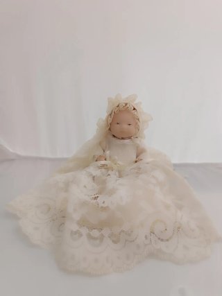 Muñeca de porcelana vestida de bautizo