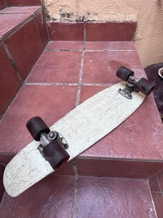 Monopatín antiguo de madera retro / old school