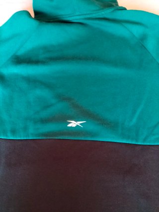 Sudadera Reebok con capucha