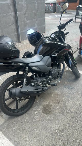 Moto Yamaha Naked Negra