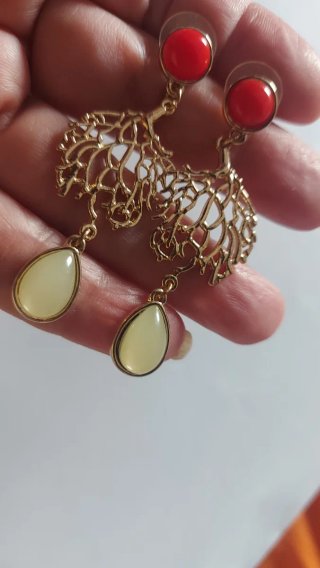 Pendientes fiesta dorados con detalles rojos