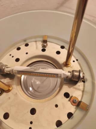 Lámpara de techo con detalle dorado
