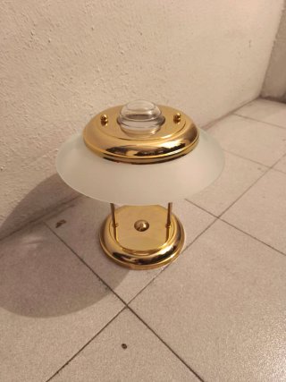 Lámpara de techo con detalle dorado