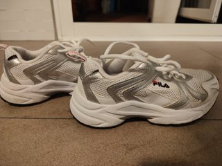 Zapatillas Fila Blancas y Plateadas Talla 35