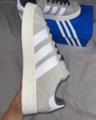 Zapatillas Adidas Campus 00s Gris y Blanco
