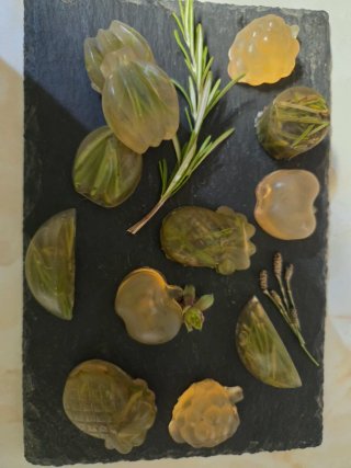 Jabones Artesanales con Plantas Silvestres