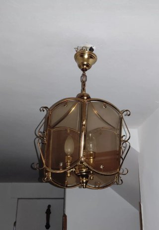 Lámpara colgante dorada con cristal