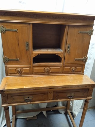 Escritorio antiguo de madera