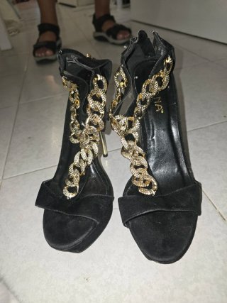 Zapatos de tacón negros con cadena dorada
