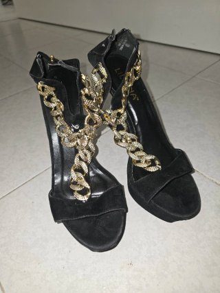 Zapatos de tacón negros con cadena dorada