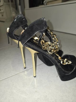 Zapatos de tacón negros con cadena dorada