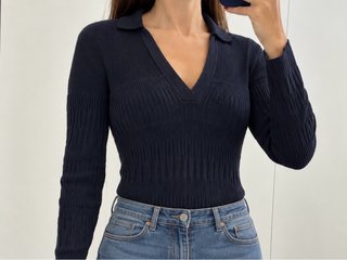 Jersey negro cuello pico