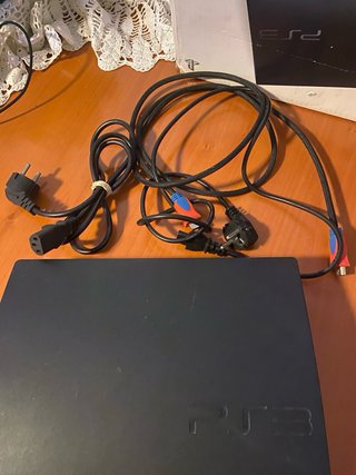 PlayStation 3 (PS3) con mando y cables