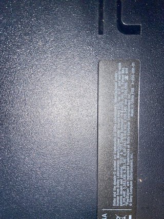 PlayStation 3 (PS3) con mando y cables