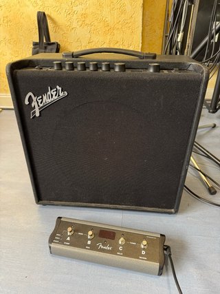 Amplificador Fender Mustang LT50 + Pedalera