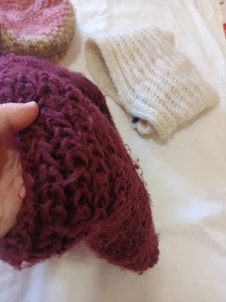 Lote de 4 bufandas y 1 gorro de invierno