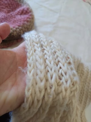 Lote de 4 bufandas y 1 gorro de invierno
