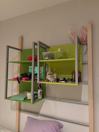 Estantería modular gris y verde