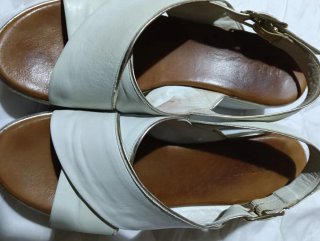 Sandalias Inuovo blancas y doradas