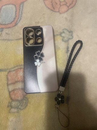 Funda de móvil con diseño bicolor y colgante