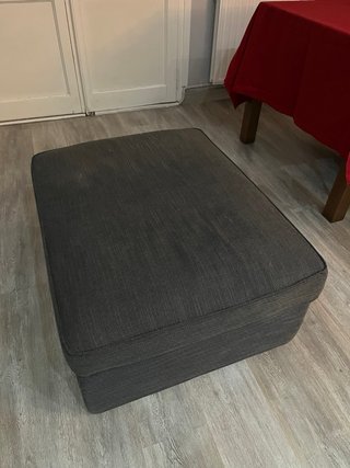 Sofá de dos plazas con puff