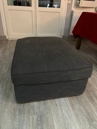 Sofá de dos plazas con puff