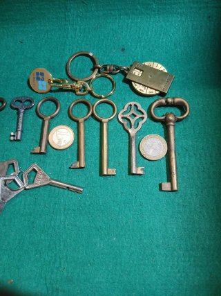 Set di chiavi antiche e monete