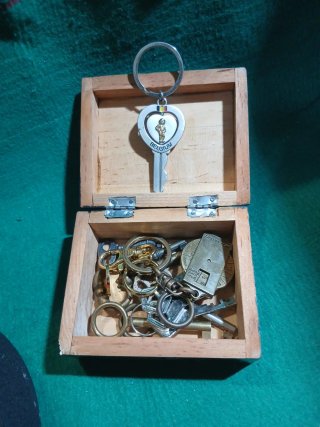 Set di chiavi antiche e monete