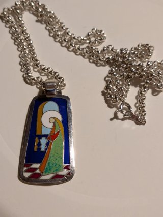 Medalla de plata con cadena esmaltada