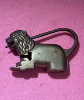 Candado antiguo bronce zoomorfo león