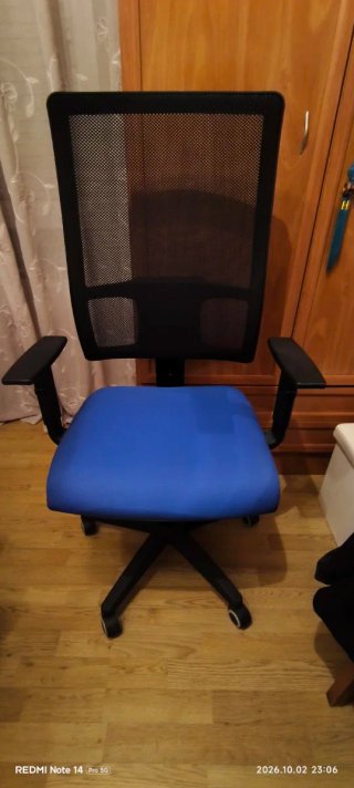 Silla de escritorio ergonómica azul y negra