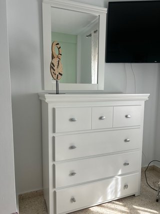 Cómoda blanca de madera con espejo aparte